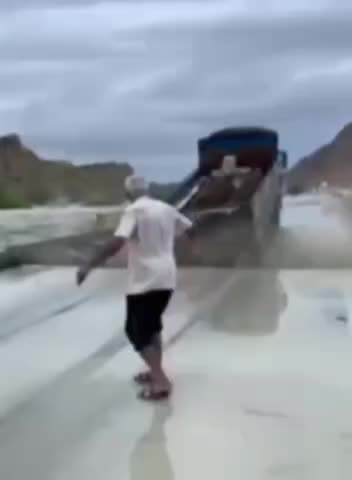   لحظه نشست جاده و سقوط کامیون هنگام عبور از پل در محور سیریک-جاسک