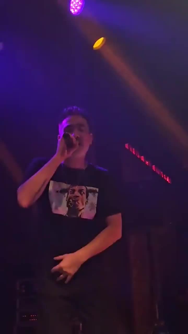   اقدام باورنکردنی یک خواننده وسط کنسرت؛ گرفتن سیگار پرتابی با دهان!