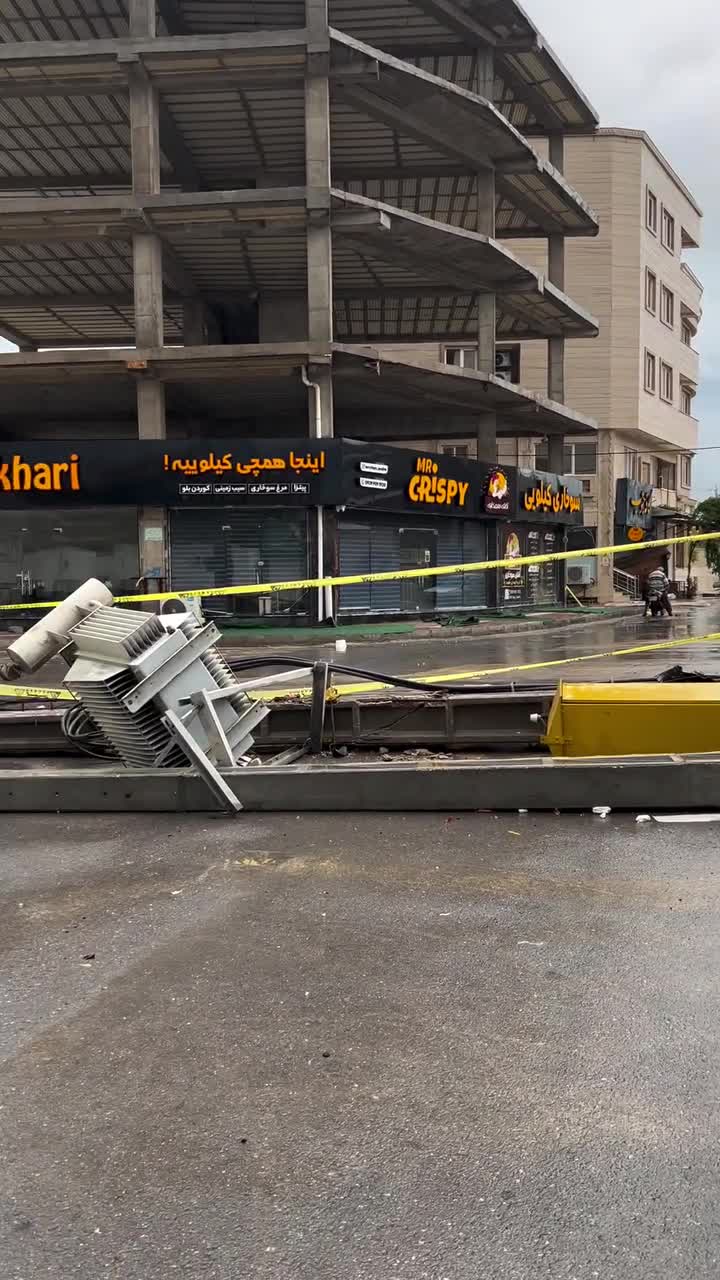   افتادن تیر برق در جزیره قشم در اثر باد و بارندگی زیاد