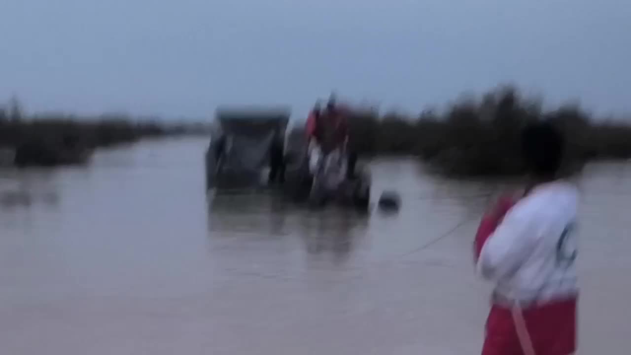   تصاویر نفس‌گیر از گرفتار شدن راننده کامیون در سیلاب کرمان