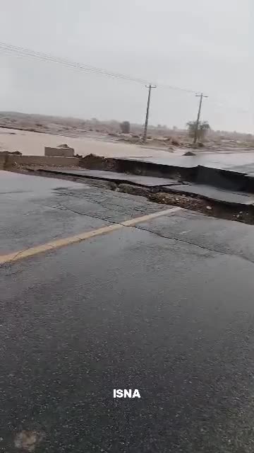   سیلاب در جنوب کرمان؛ پل محمدآباد کلانتر از بین رفت