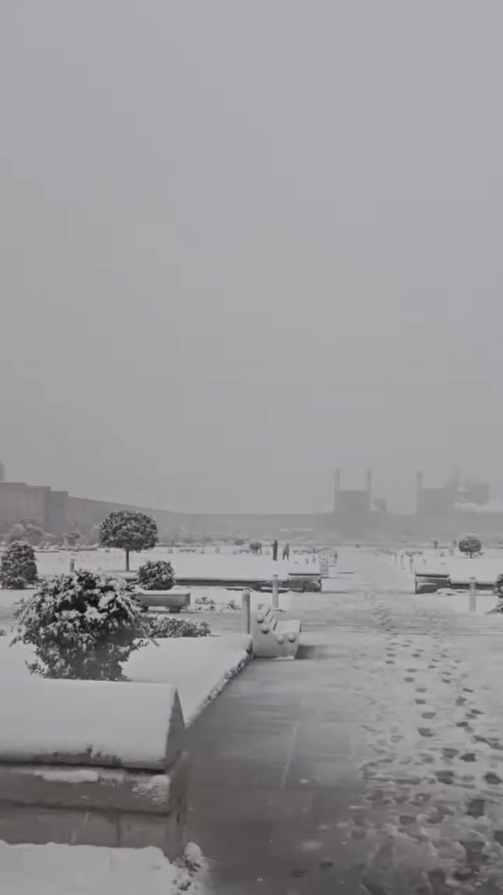   میدان نقش جهان اصفهان سفیدپوش شد