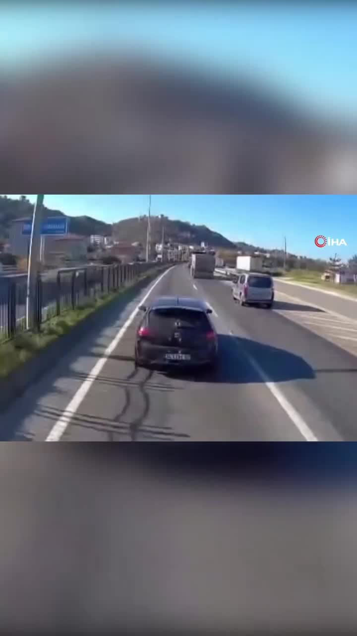   اقدام عجیب راننده خودروی سواری مقابل یک تریلی!