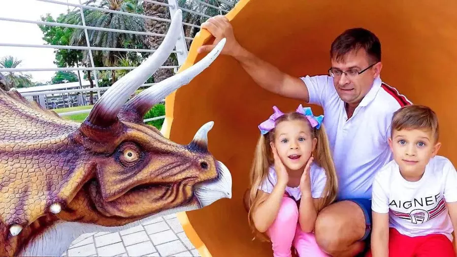 ماجراجویی دیانا و روما در پارک دایناسورها: لحظات شگفت‌انگیز!