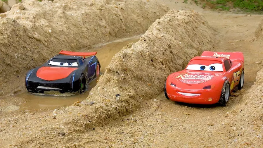 ماجراجویی‌های خنده‌دار ولاد و نیکی با ماشین‌های اسباب‌بازی!