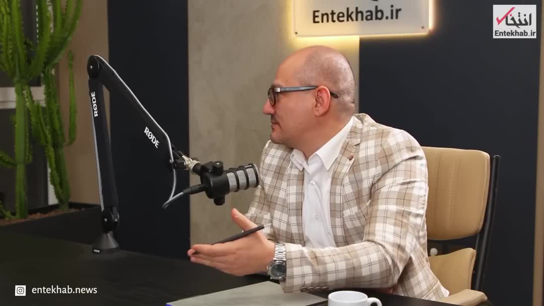    استاد دانشگاه تهران: رستگاری ایران در بی‌طرفی میان شرق و غرب است