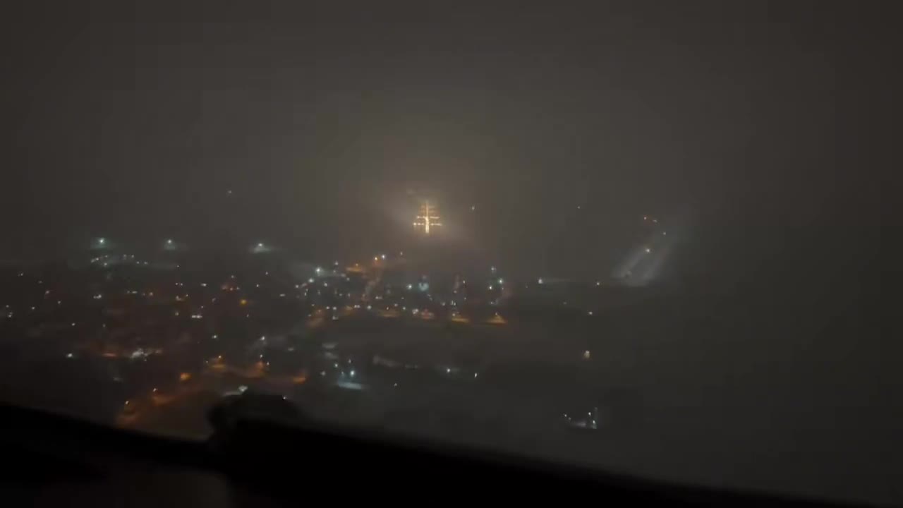   فرود ایمن خلبان در هوای برفی فرودگاه مشهد