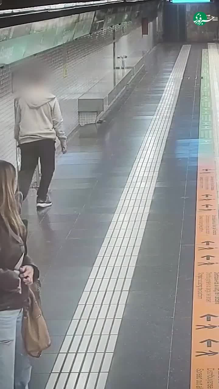   لحظه سقوط یک شهروند کانادایی روی ریل مترو