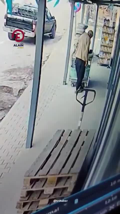   اقدام تحسین‌برانگیز یک پیرمرد با کفش گل‌آلود هنگام ورود به فروشگاه