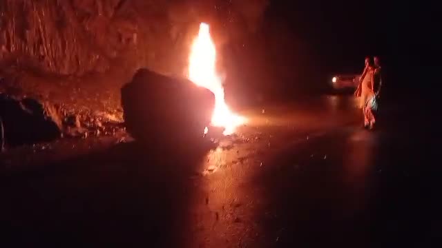   ریزش کوه در محور ایرانشهر- سرباز