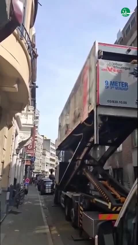   تریلی‌های جک‌دار راه‌حل خلاقانه برای اثاث‌کشی در شهرهای شلوغ