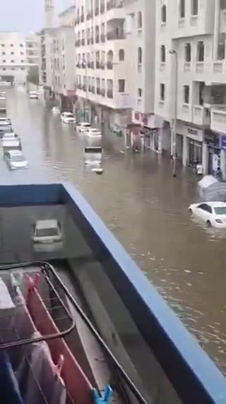   لغو ده‌ها پرواز و آب‌گرفتگی گسترده امارات