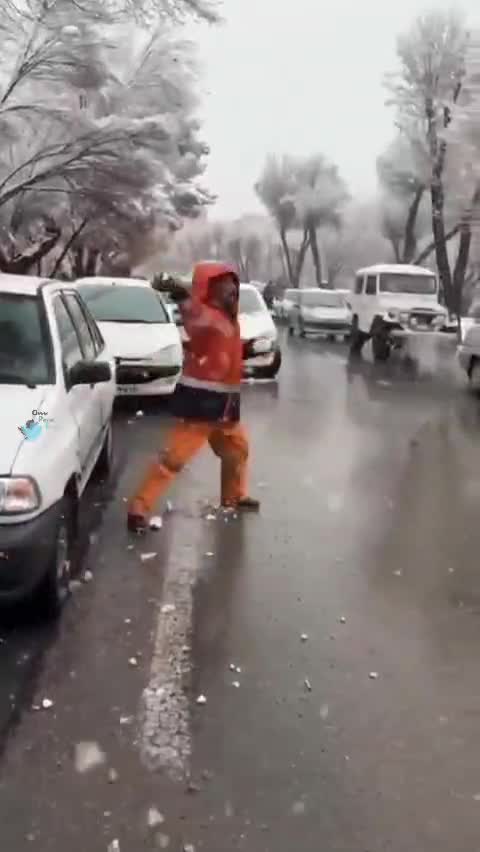   تصاویر جالب از برف‌بازی پاکبان و رهگذران در اصفهان