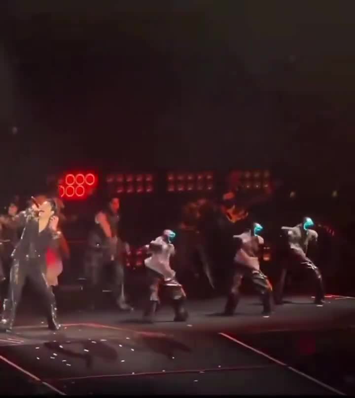   رقص هماهنگ ۶ ربات انسان‌نما در یک کنسرت بزرگ در چین!