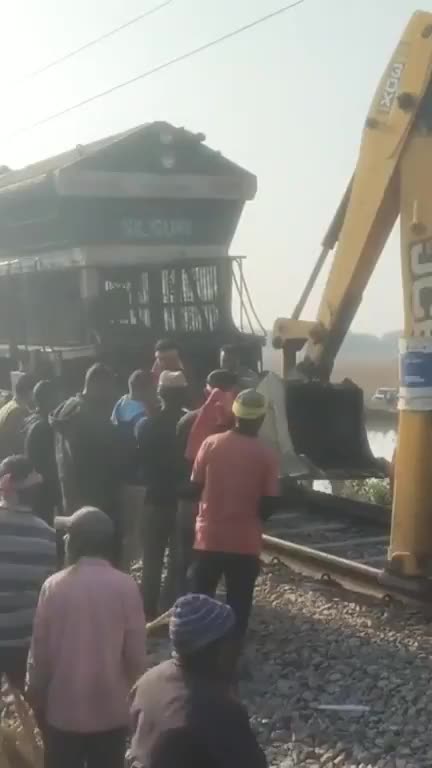   اتفاق عجیب در هند؛ برخورد قطار با گله فیل‌ها و خروج پنج واگن از ریل!