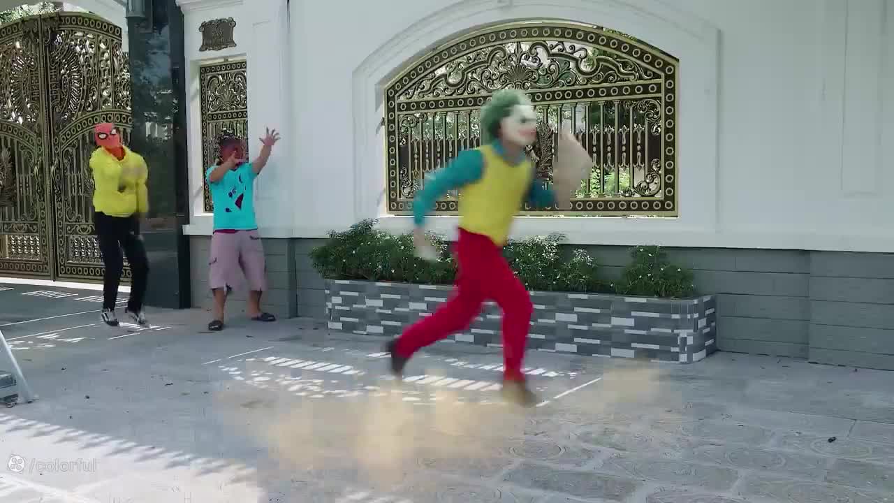 مرد عنکبوتی در چنگال جوکر: یک نبرد خنده‌دار و هیجان‌انگیز!