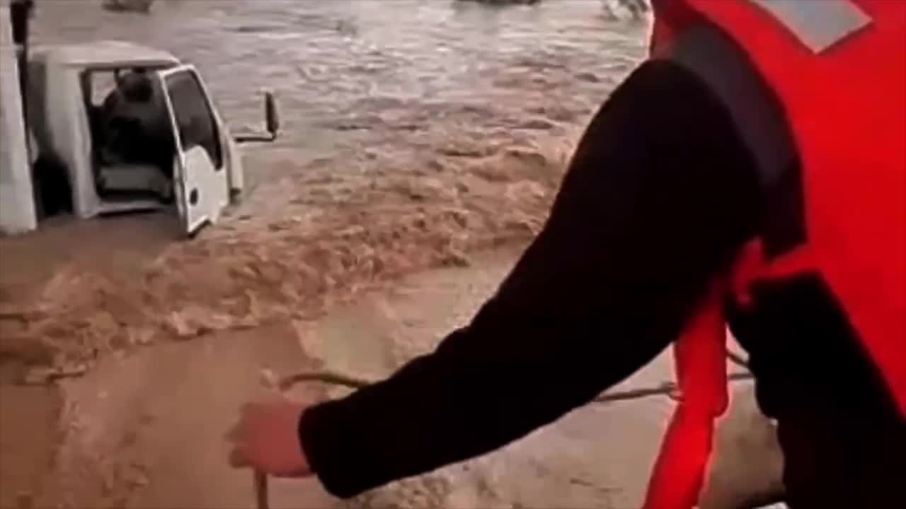   لحظات دلهره‌آور نجات راننده گرفتار در سیلاب کهنوج با تلاش امدادگران هلال احمر