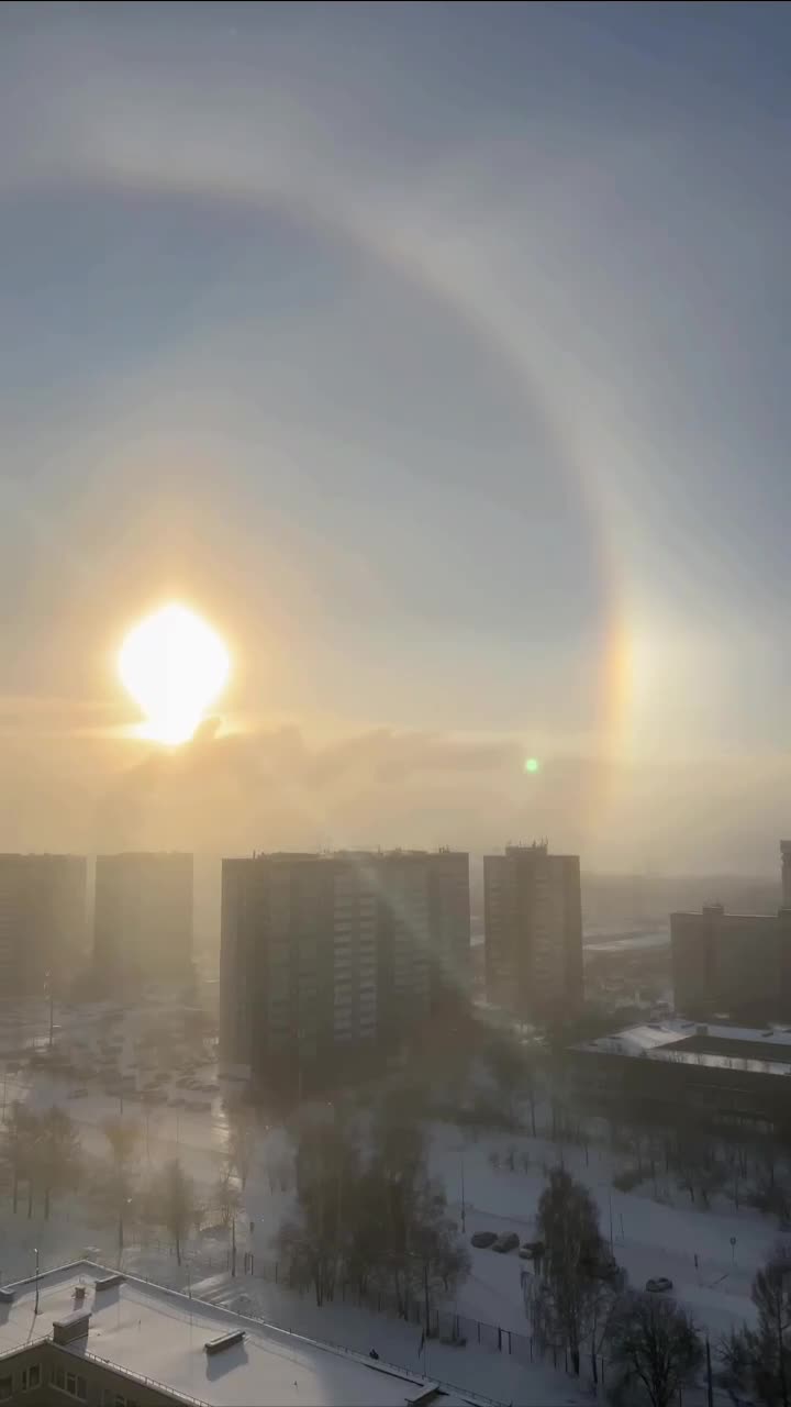  رنگین‌کمان جادویی زمستانی در شهری در روسیه در دمای منفی 25 درجه سانتیگراد