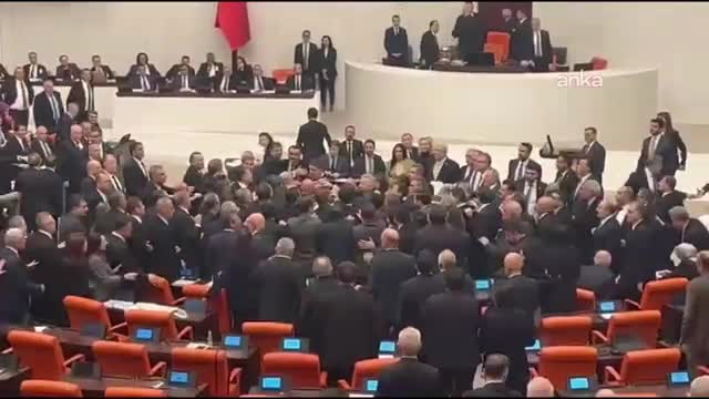   زد و خورد در مجلس ترکیه بر سر بودجه ۲۰۲۶