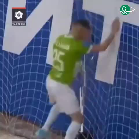   لحظه شوکه‌کننده وسط مسابقه؛ پاشیده شدن شعله‌های آتش به چشم فوتسالیست روسی