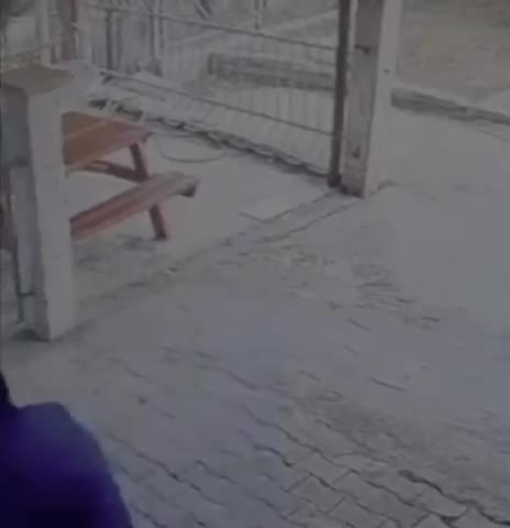   لحظه شلیک دانش‌آموز ۱۲ ساله به سمت مدیر مدرسه با تفنگ!