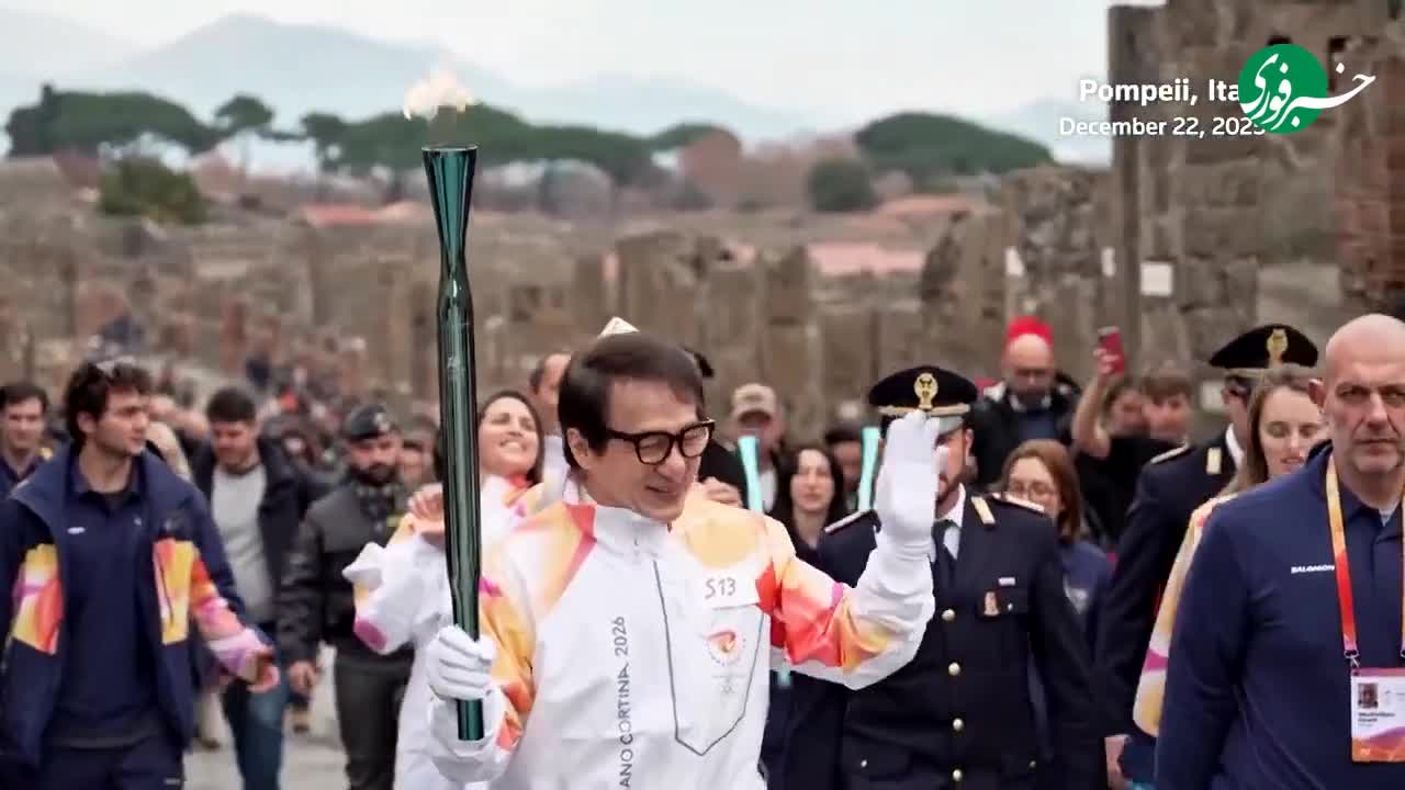   حمل مشعل المپیک توسط جکی چان