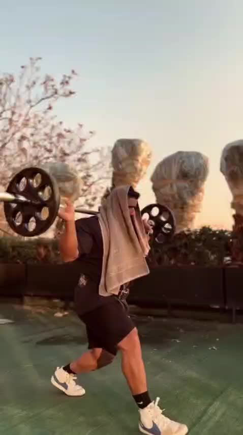   احترام نظامی هادی چوپان به پرچم ایران حین تمرین