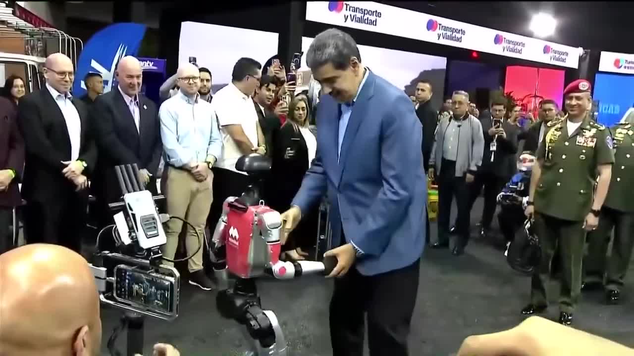   رقص مادورو با ربات در نمایشگاه فناوری کاراکاس