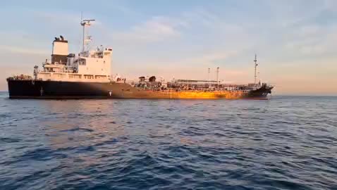   اولین تصاویر از توقیف کشتی حامل ۴ میلیون لیتر سوخت قاچاق در خلیج فارس