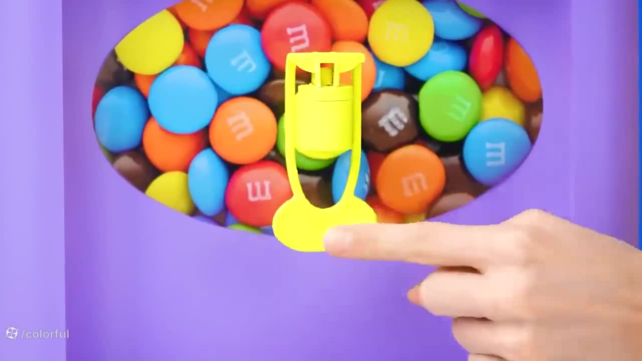 چالش خوردن کیک لبوبو: طعم و سرگرمی در یک لقمه!