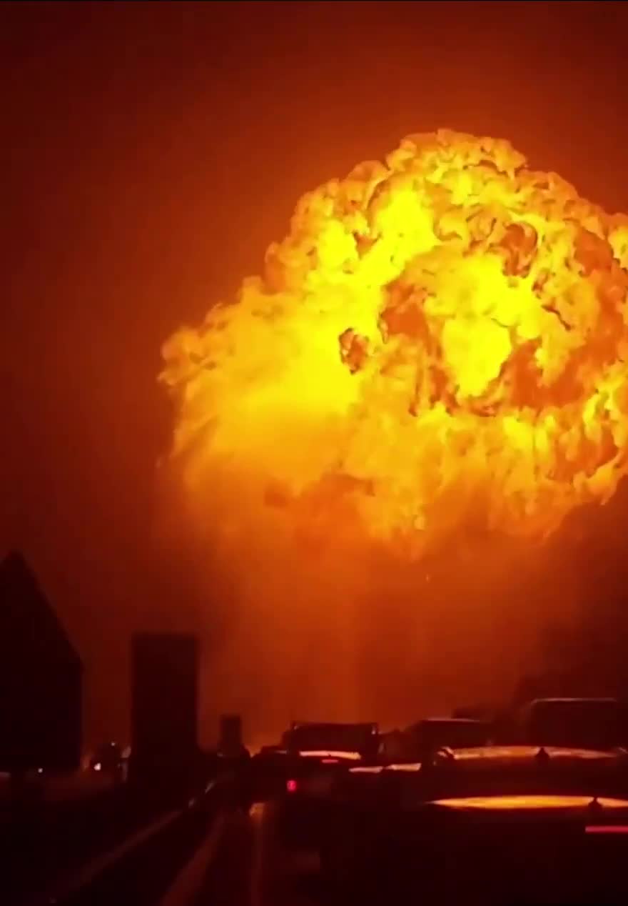   انفجار تانکر سوخت در بزرگراه تئانو؛ آتش‌سوزی مهیب کازرتا را لرزاند