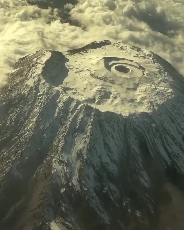   نمای نفس‌گیر کلیمانجارو بلندترین کوه قاره آفریقا از کابین خلبان