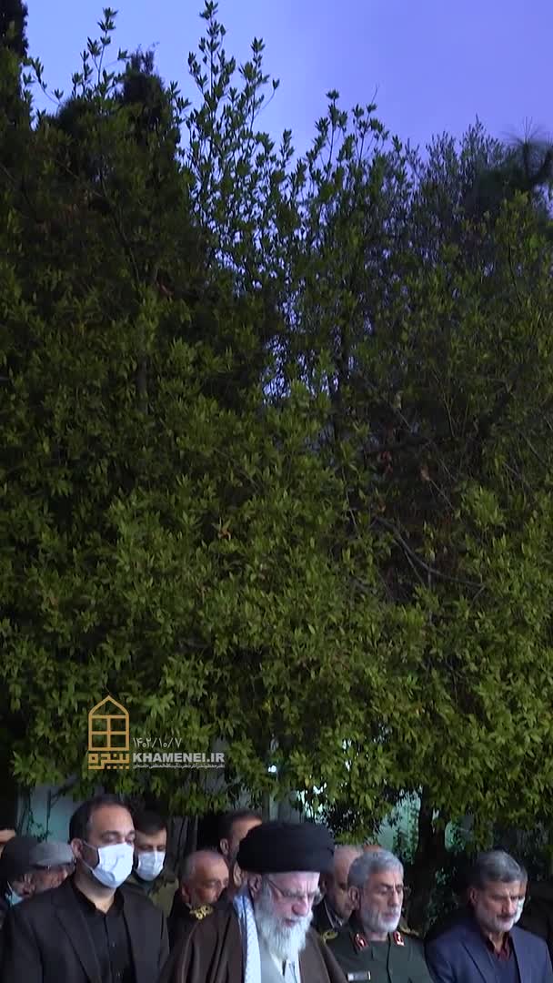   لحظاتی از مراسم اقامه نماز رهبر انقلاب بر پیکر شهید سیدرضی موسوی