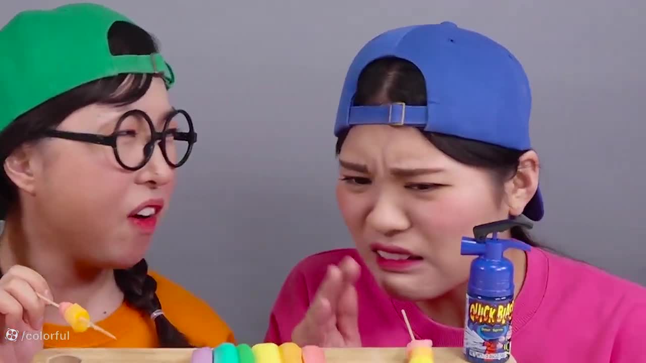 چالش غذایی رنگارنگ: کیک لبوبو را بزنید!