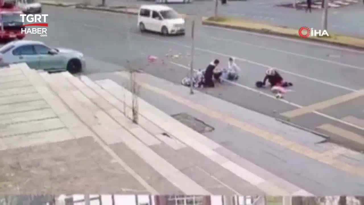   تصاویر شوکه‌کننده از یک تصادف؛ زن به صورت عمدی وسط جاده ایستاد؟ / لحظه برخورد شدید با موتورسوار