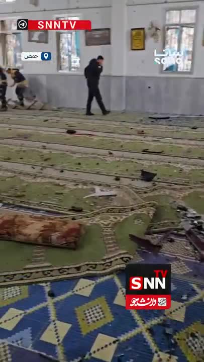   آثار انفجار در داخل مسجد امام علی بن ابی‌طالب در محلهٔ وادی الذهبِ شهر حمص