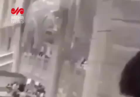   نخستین فیلم از فردی که در مسجدالحرام خود را از طبقات بالا به پایین پرتاب کرد
