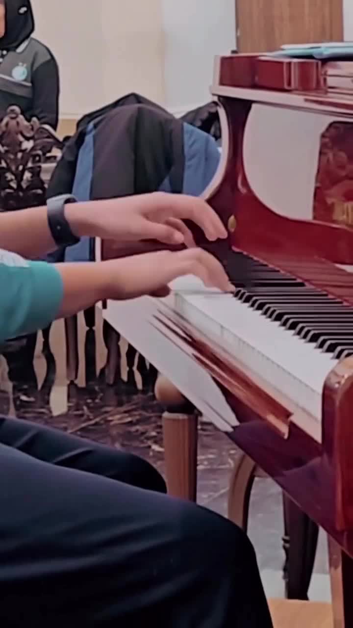   پیانو نوازی تینا جهانشاهی بازیکن تیم بانوان استقلال