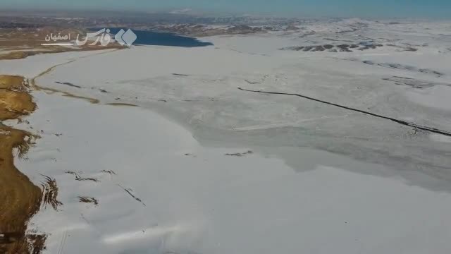   بخشی از دریاچهٔ زاینده‌رود یخ زد