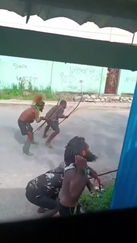   ویدیویی عجیب از درگیری قبیله‌ای در پاپوآ گینه نو با تیر و کمان!