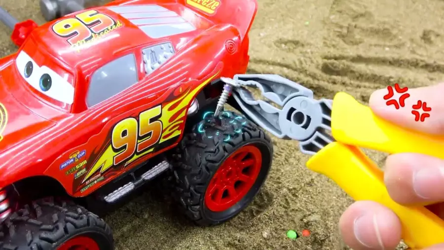 سفر هیجان‌انگیز با ماشین‌های بازی کودکانه!