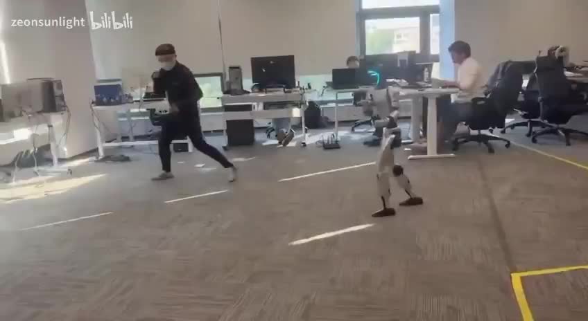   ربات رزمی‌کار استادش را غافلگیر کرد