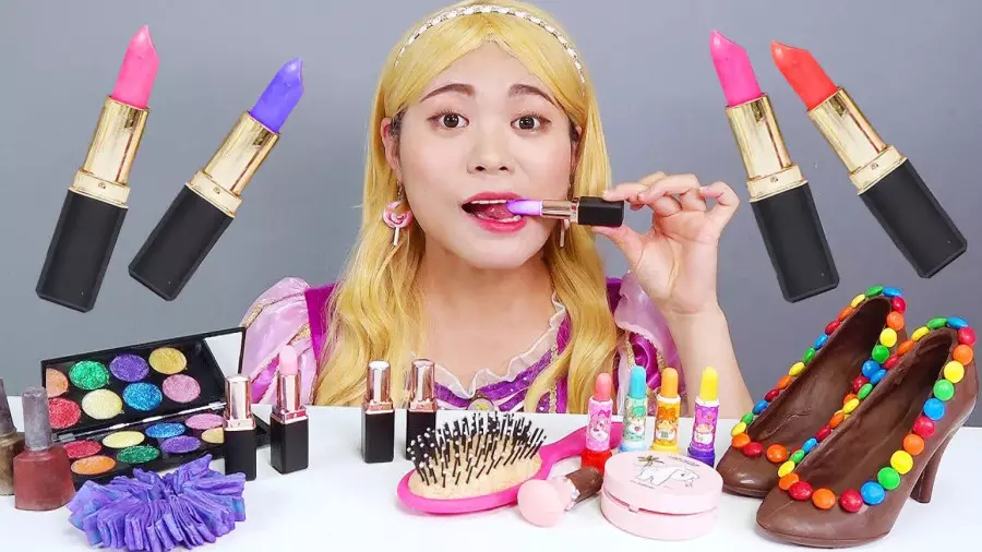 چالش خوراکی: مزه عجیب رژ لب شکلاتی با دوستان!