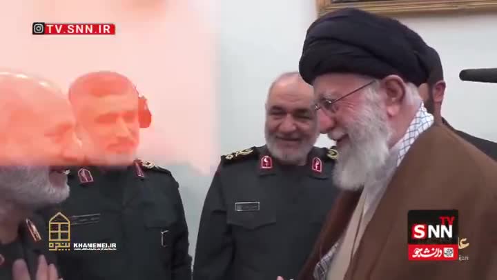   تصاویری از دیدار علی لاریجانی دبیر شورای امنیت ملی با خانواده‌ شهیدان حاجی‌زاده و محمود باقری