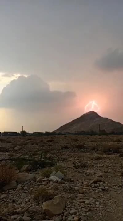   رعدوبرق عجیب در آسمان غرب هرمزگان