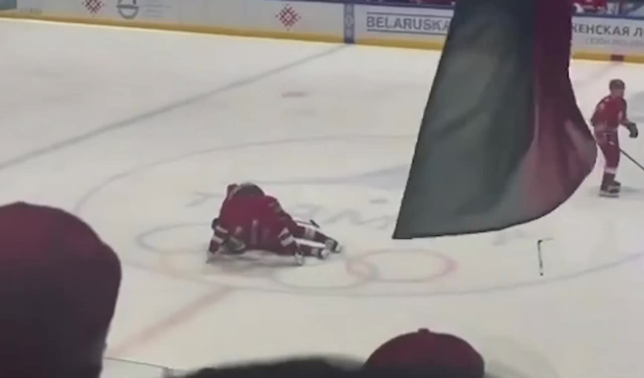   لحظه زمین خوردن رئیس جمهور بلاروس روی یخ حین مسابقه هاکی