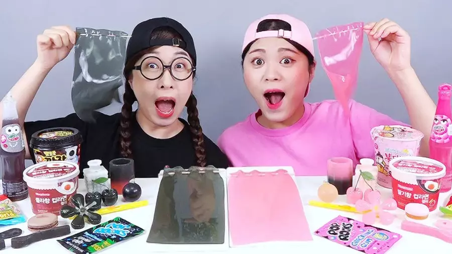 چالش خوردن: دسرهای سیاه و صورتی با دونا!