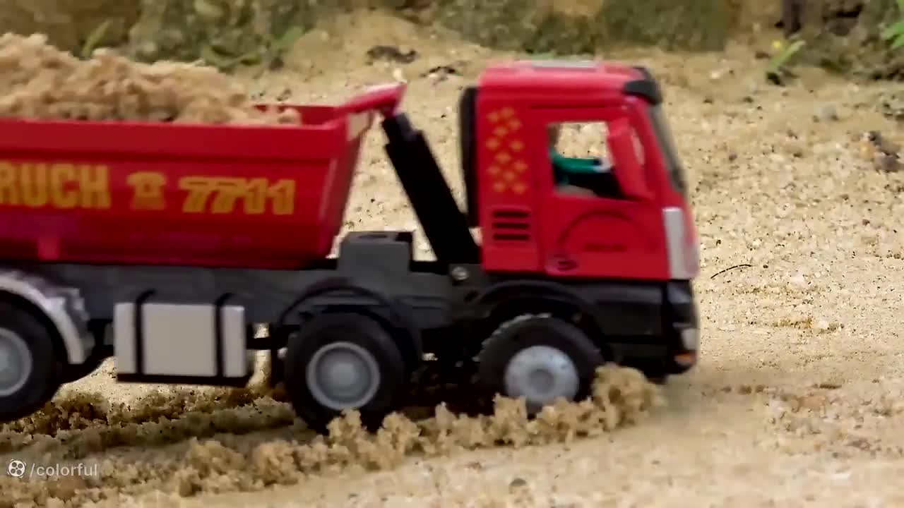 ماجرای خنده‌دار ماشین‌های بازی: دایناسور و حفاری در غار شن!