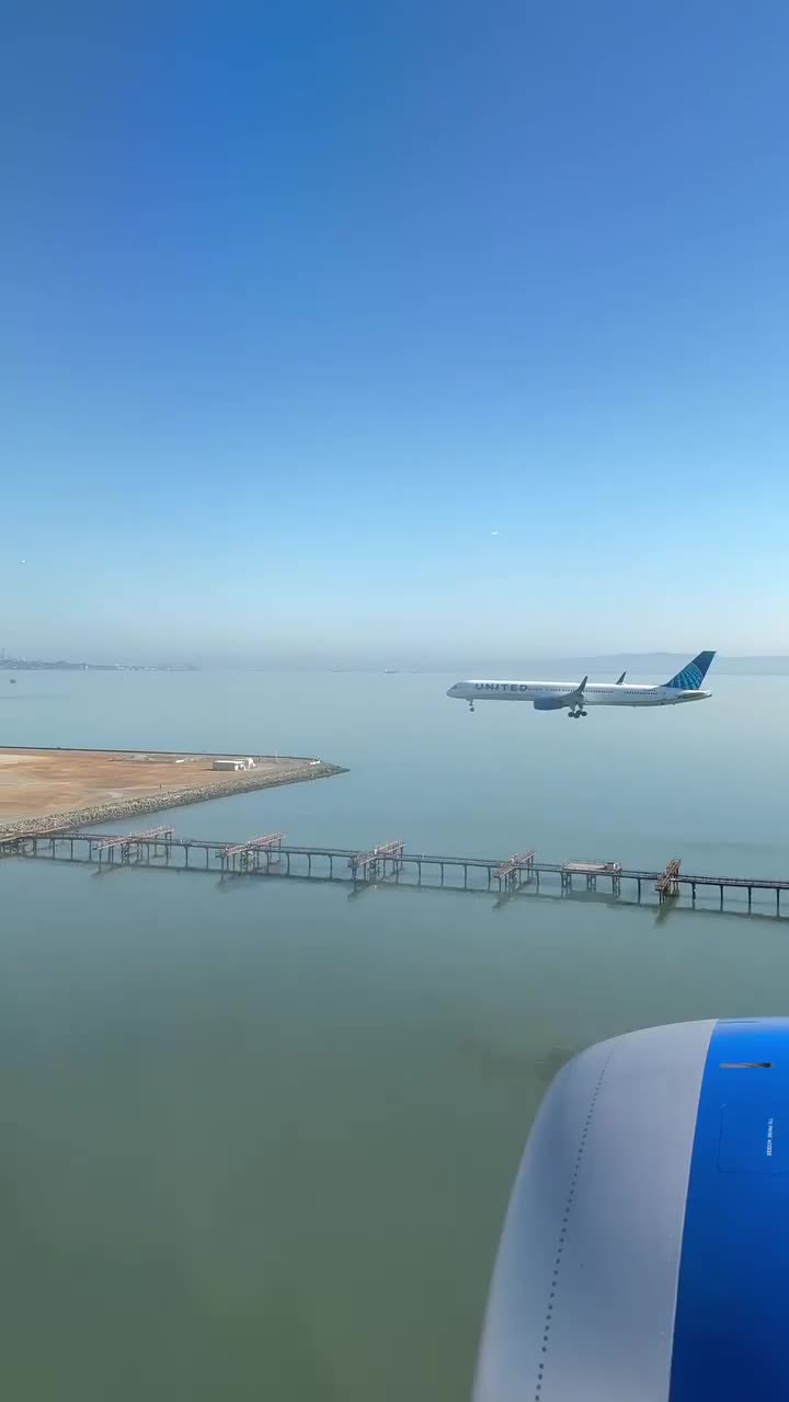   فرود هم‌زمان خیره‌کننده دو هواپیما؛ صحنه‌ای کم‌نظیر از آسمان