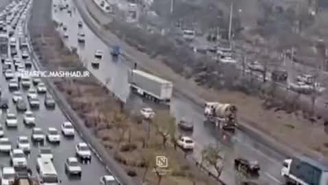   لحظه هولناک قیچی کردن تریلی در هوای بارانی مشهد